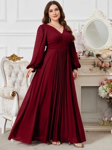 Dettaglio del corpetto a pieghe con scollo a V su abito lungo da sera in chiffon bordeaux