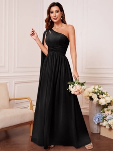 Robe de soirée élégante noire à une épaule avec taille plissée et jupe en mousseline fluide