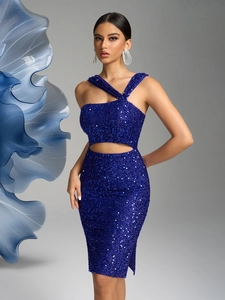 Détail de robe de soirée à paillettes bleu roi avec découpe taille et fente jambe