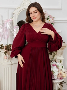 Dettaglio dell'abito in chiffon bordeaux a pieghe con scollo a V e maniche a lanterna