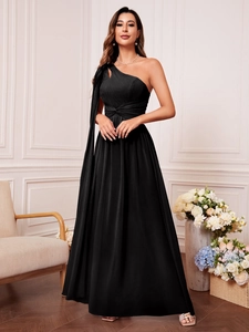 Robe de soirée noire à une épaule avec taille drapée et jupe longue en mousseline fluide