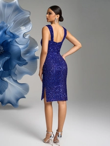 Détails du dos de la robe de soirée à paillettes bleu roi avec fente sur le côté