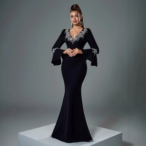 Robe de soirée sirène noire élégante avec col en V profond et broderies pailletées argent