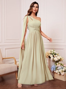 Robe de soirée asymétrique vert sauge en mousseline avec manche cape et taille plissée
