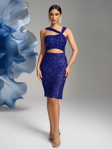 Détail de la robe à paillettes bleu roi avec épaule asymétrique et découpe centrale