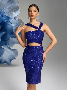 Détail de la robe pailletée bleu marine avec encolure asymétrique et taille découpée