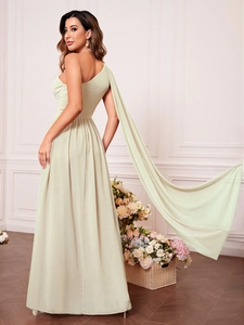 Robe de soirée élégante à une épaule avec cape drapée et taille plissée vert clair