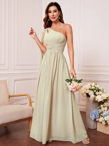 Détail de l'élégante robe de soirée asymétrique en mousseline vert sauge plissée