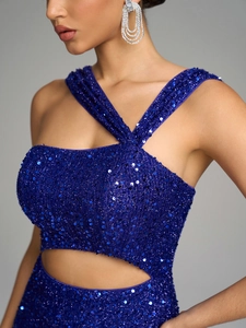 Détail des paillettes bleu roi et de la taille ajourée asymétrique sur la robe