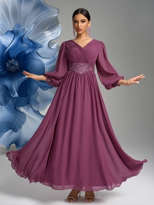 Détail du corsage plissé en V et de la taille pailletée sur robe de soirée en mousseline