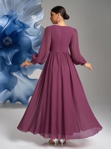 Détail d'une robe en mousseline avec dos plissé et manches lanternes ornées de paillettes