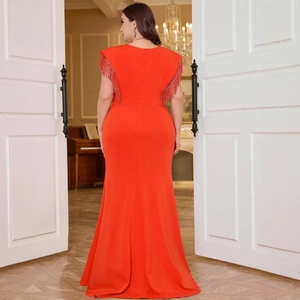 Robe de soirée élégante orange vif avec manches à franges et ourlet en queue de sirène
