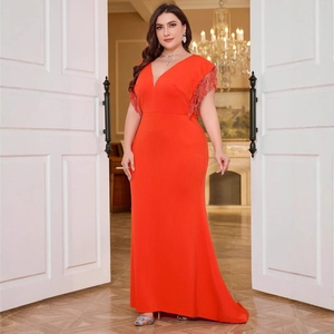 Robe de soirée élégante orange col en V profond avec manches à franges perlées et coupe sirène