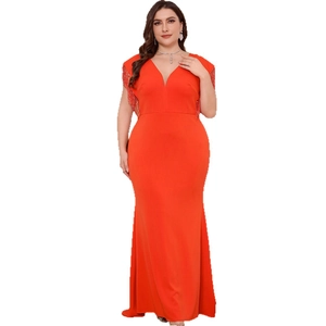 Robe de soirée rouge élégante avec col en V profond, manches à franges et coupe sirène