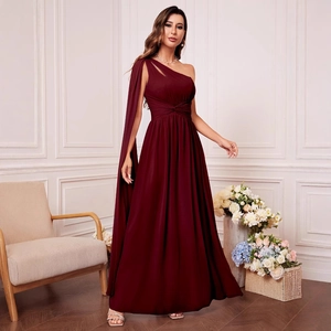 Élégante robe de soirée asymétrique en mousseline bordeaux avec manche cape et coupe trapèze