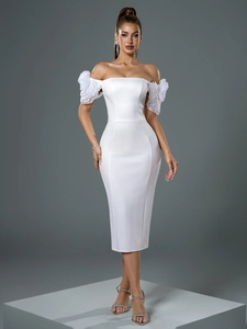 Detailansicht weißes schulterfreies Midikleid mit 3D-Tüllblüten an den Ärmeln