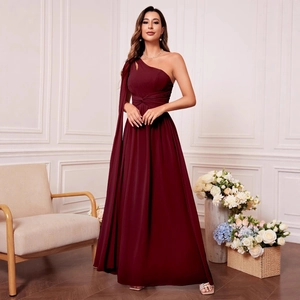 Robe de soirée élégante bordeaux à une épaule en mousseline avec taille plissée et jupe longue