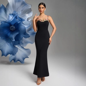 Elegante abito da sera nero aderente con ricami floreali e spalline sottili da cerimonia