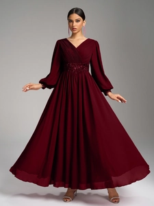 Détails du corsage plissé à col en V et taille pailletée sur la robe de soirée en mousseline