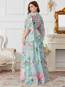 Détail d'une robe en mousseline vert menthe à fleurs avec manches papillon évasées