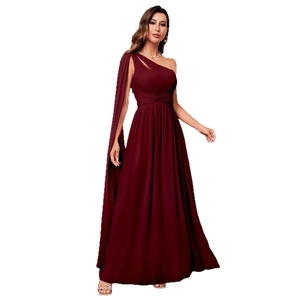 Robe de soirée élégante rouge foncé à une épaule en mousseline avec plis et manche cape