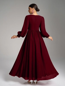 Vue détaillée du dos d'une robe de soirée en mousseline bordeaux avec poignets à paillettes
