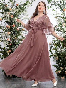 Elegant plus size V-neck chiffon dress with lace embroidery and tied waist in dusty pink