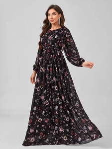Détail d'une robe longue élégante en mousseline fleurie avec poignets élastiques