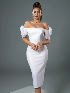 Detail eines eleganten schulterfreien weißen Kleides mit Rüschenärmeln aus Chiffon