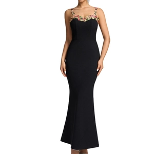 Abito lungo a sirena nero aderente con ricami floreali colorati sulle spalline