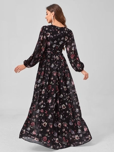 Vue arrière d'une élégante robe longue en mousseline fleurie avec des manches lanternes