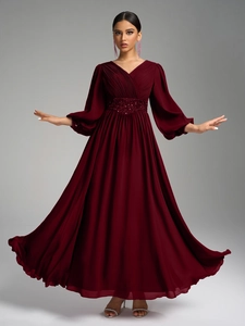 Détails des plis en V et de la ceinture à paillettes sur la robe de soirée bordeaux