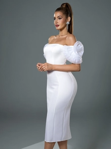 Detail der gerafften Tüll-Blumenärmel an einem weißen, schulterfreien Bodycon-Kleid