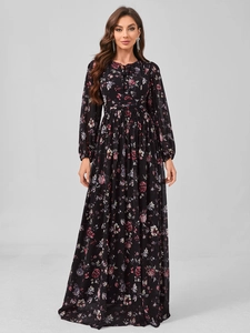 Vue détaillée de la robe en mousseline fleurie avec plis à la taille et manches lanternes