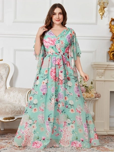 Détail d'une robe en mousseline fleurie à col en V avec manches à volants et lien de taille