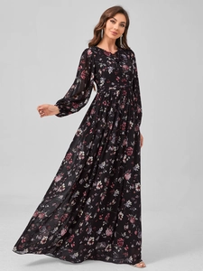 Gros plan sur l'imprimé floral d'une robe de soirée longue en mousseline noire