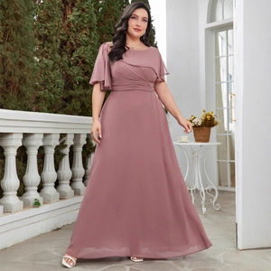 Détail de la robe de soirée grande taille en mousseline vieux rose avec manches à volants