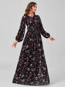 Détail d'une robe fleurie noire élégante en mousseline avec manches bouffantes