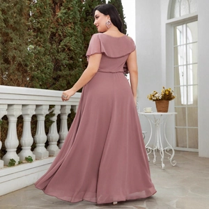 Robe de soirée grande taille rose poudré avec dos à volants et jupe longue fluide