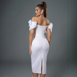 Elegantes weißes schulterfreies figurbetontes Midikleid mit Volantärmeln und Gehschlitz