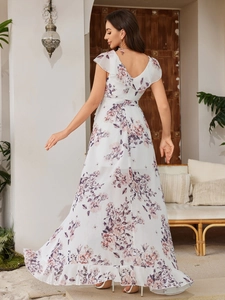 Dettaglio di un vestito lungo a fiori boho con schiena a V profonda ed eleganti balze