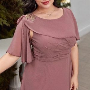 Robe longue élégante rose poudré avec paillettes dorées à l'épaule et volants
