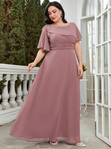 Détail de la robe de soirée grande taille avec épaule à volants et broche chic