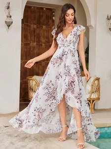 Dettaglio dello scollo a V e delle eleganti ruches su questo abito a fiori bianco