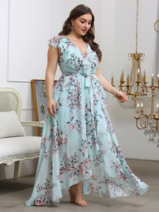 Dettaglio di un abito floreale taglie forti in chiffon con scollo a V e maniche a volant