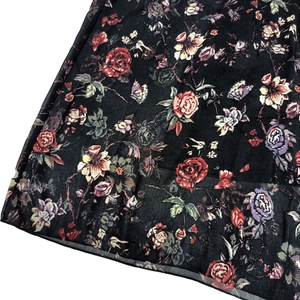 Détail de l'imprimé floral rose vintage sur tissu mousseline noir pour robe élégante