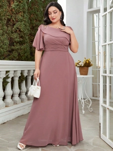 Broderie détaillée sur l'épaule d'une robe de soirée grande taille en mousseline rose