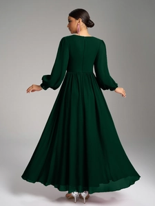 Détails du dos d'une robe de soirée en mousseline vert foncé avec poignets à paillettes