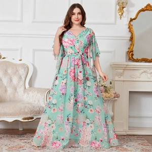 Robe longue fleurie en mousseline avec col en V et manches cloches en vert menthe