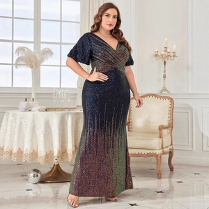 Détail d'une robe de soirée à paillettes bleu foncé avec col en V et tissu scintillant chic
